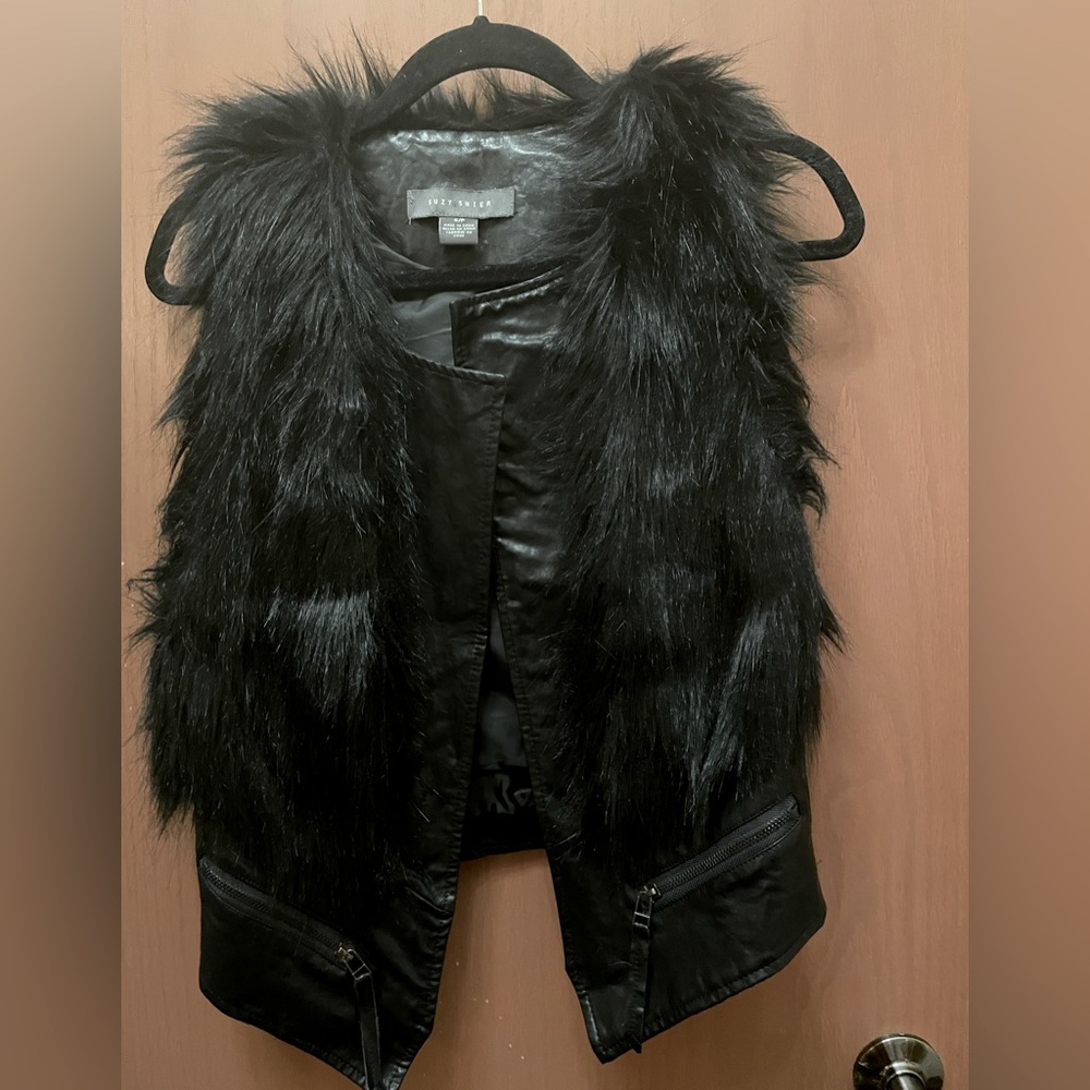 ⬇️ $25.00 ⬇️ Suzy Shier Size small vest